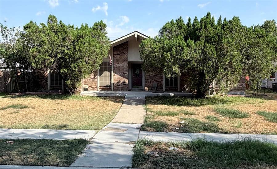 Property photo for 826 Pinoak Drive, Grand Prairie, TX