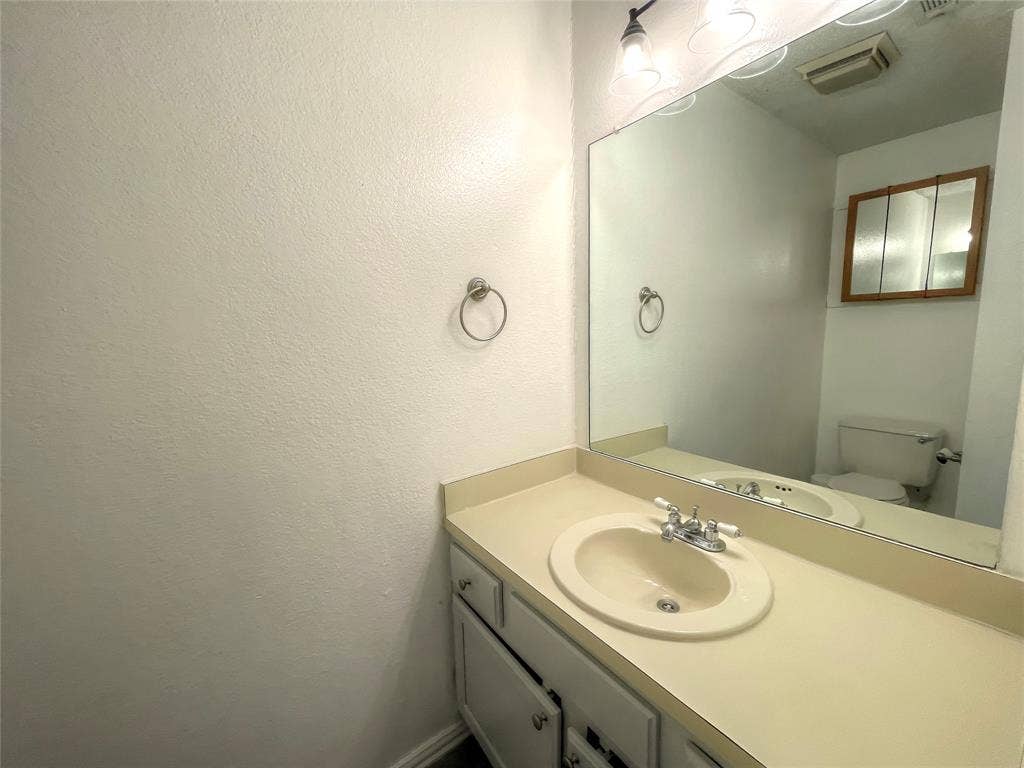 1032 Mckinley Street, #B, Benbrook, TX 76126 1032 Mckinley Street, #B, Benbrook, TX 76126