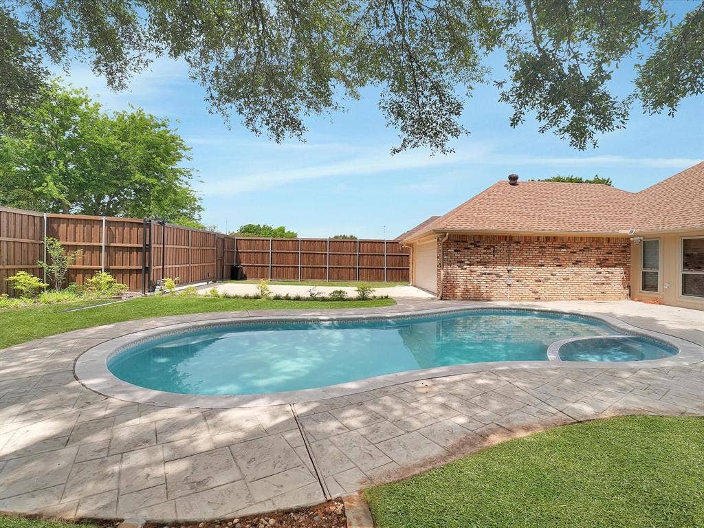 1304 Carriage Creek Drive, DeSoto, TX 75115 Outdoor swimming pool with integrated spa and stamped concrete surround