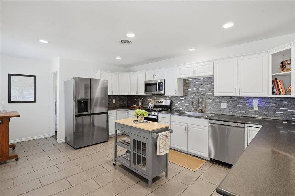 712 Thersa Drive, River Oaks, TX 76114 712 Thersa Drive, River Oaks, TX 76114
