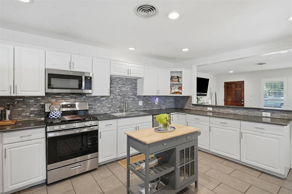 712 Thersa Drive, River Oaks, TX 76114 712 Thersa Drive, River Oaks, TX 76114