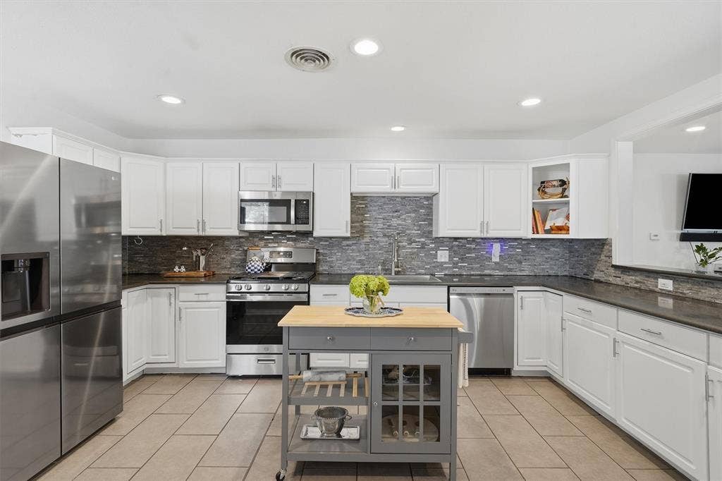 712 Thersa Drive, River Oaks, TX 76114 712 Thersa Drive, River Oaks, TX 76114