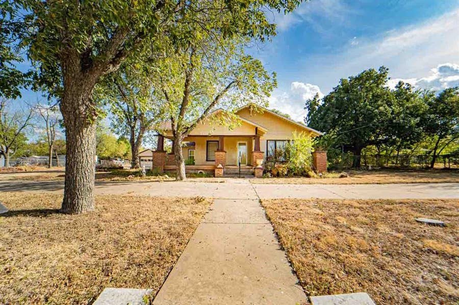 Property photo for 901 W Hullum Street, Breckenridge, TX