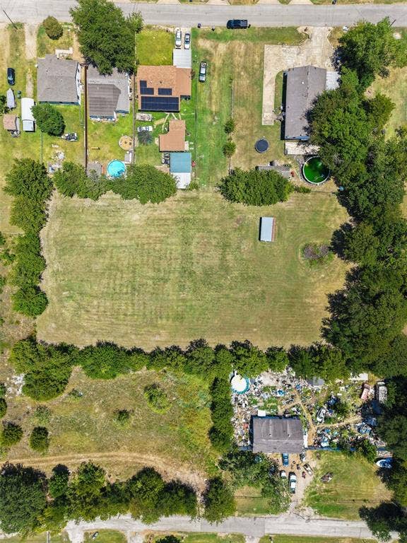 74 Sarah Lane, Dallas, TX 75253 Expansive grassy lot bordered by mature trees