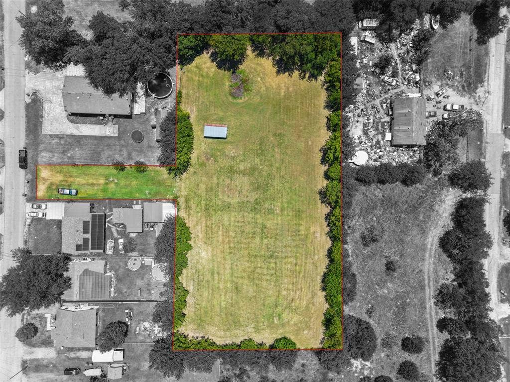 74 Sarah Lane, Dallas, TX 75253 Expansive lot featuring mature perimeter trees and a clear, level ground