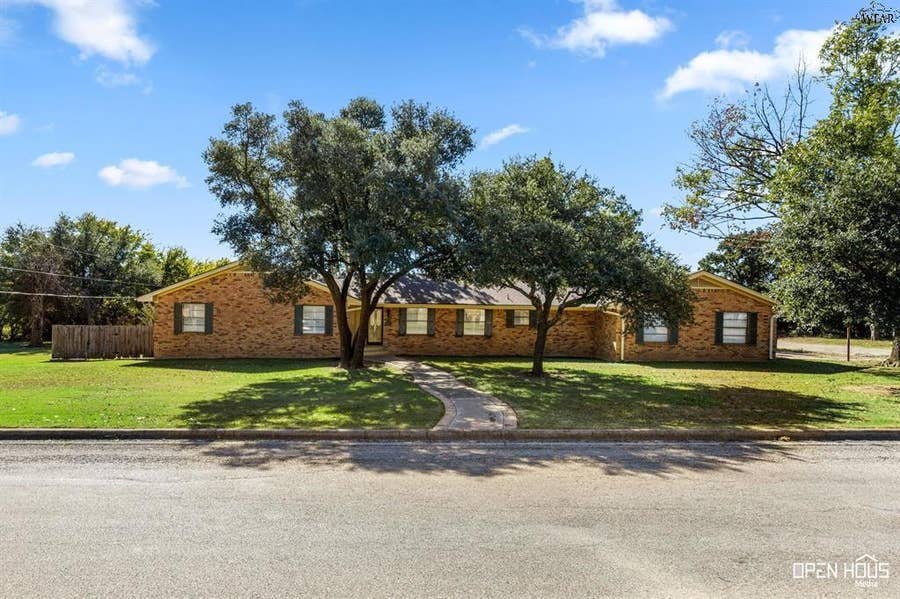 Property photo for 1701 E Spring Street, Henrietta, TX