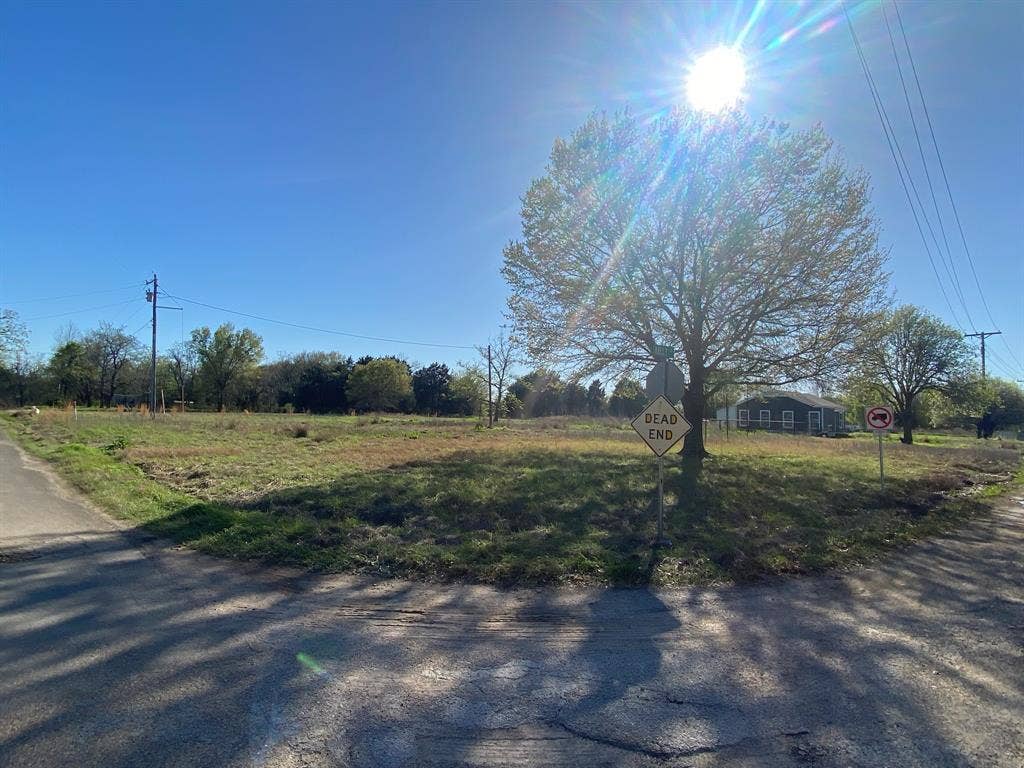 421 Kelly Lane, Seven Points, TX 75143 Expansive lot featuring a large tree and clear blue sky