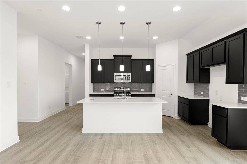 18. 3108 Glatonbury - Kitchen