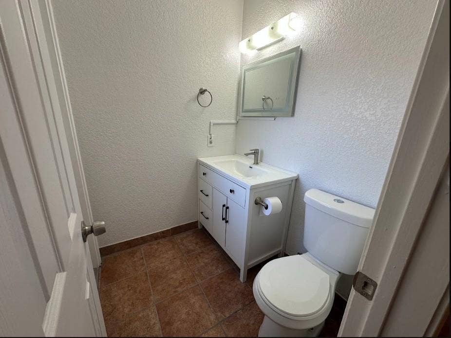 1123 Hemlock Drive, DeSoto, TX 75115 Downstairs half-bath