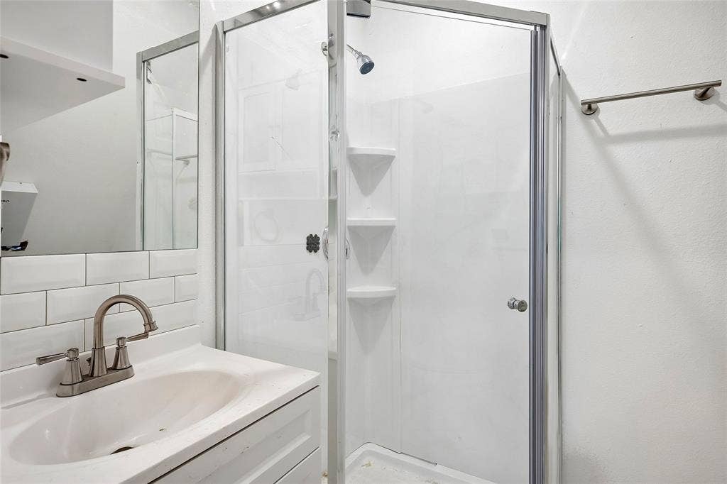 8141 Rosemont Drive, Plano, TX 75025 Full bath with walk-in shower