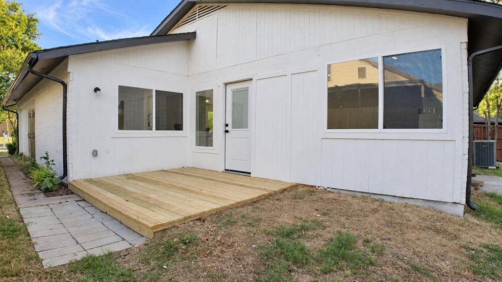 2417 Via Barcelona, Carrollton, TX 75006 Freshly installed wooden deck