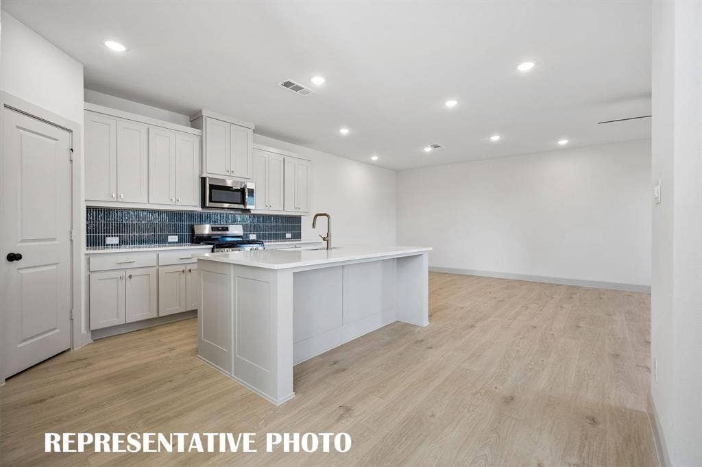 633 Taylor Parkway, Celina, TX 75009 The chef in the family will never be left out of the party in this wonderful open concept floor plan. REPRESENTATIVE PHOTO
