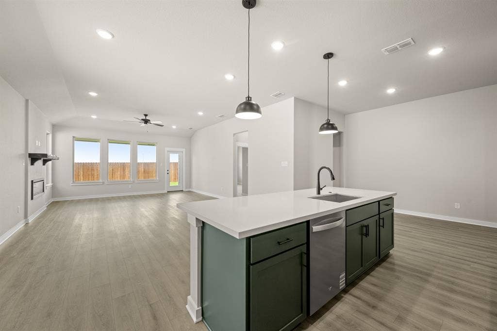 13_6900 Deadwood- Kitchen-3