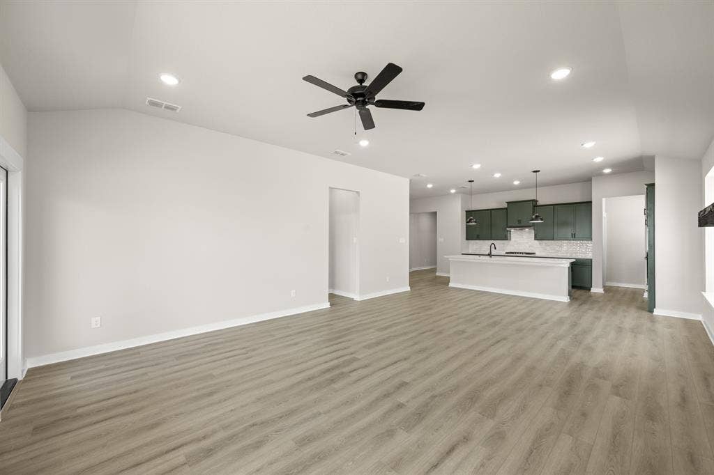 19_6900 Deadwood- Living Room-2