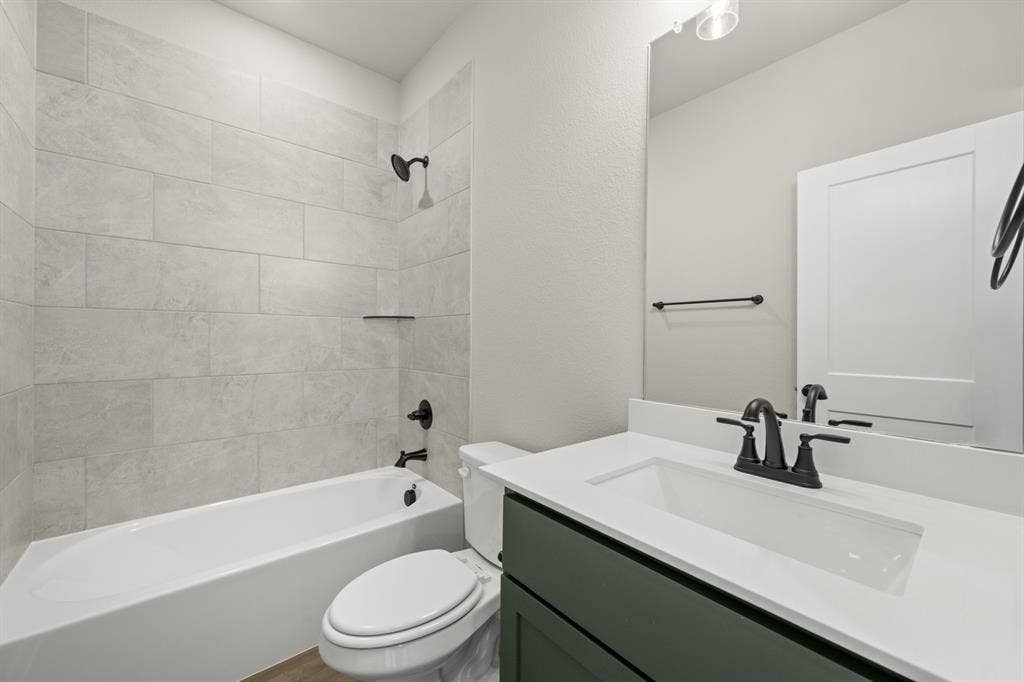7_6900 Deadwood- Bathroom-1
