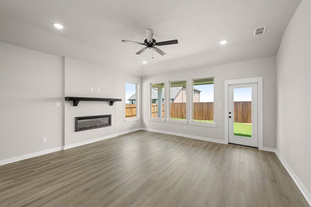 18_6900 Deadwood- Living Room-1