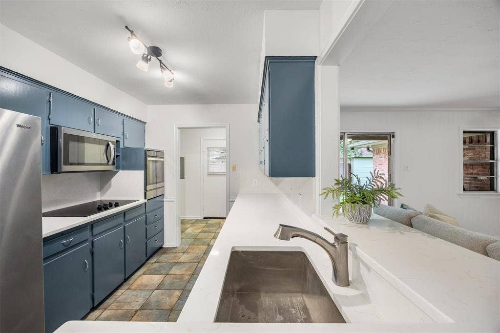 10215 Vinemont Street, Dallas, TX 75218 10215 Vinemont Street, Dallas, TX 75218