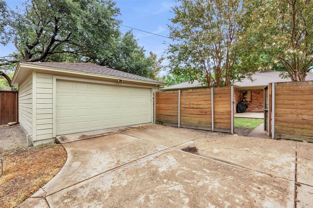 10215 Vinemont Street, Dallas, TX 75218 10215 Vinemont Street, Dallas, TX 75218