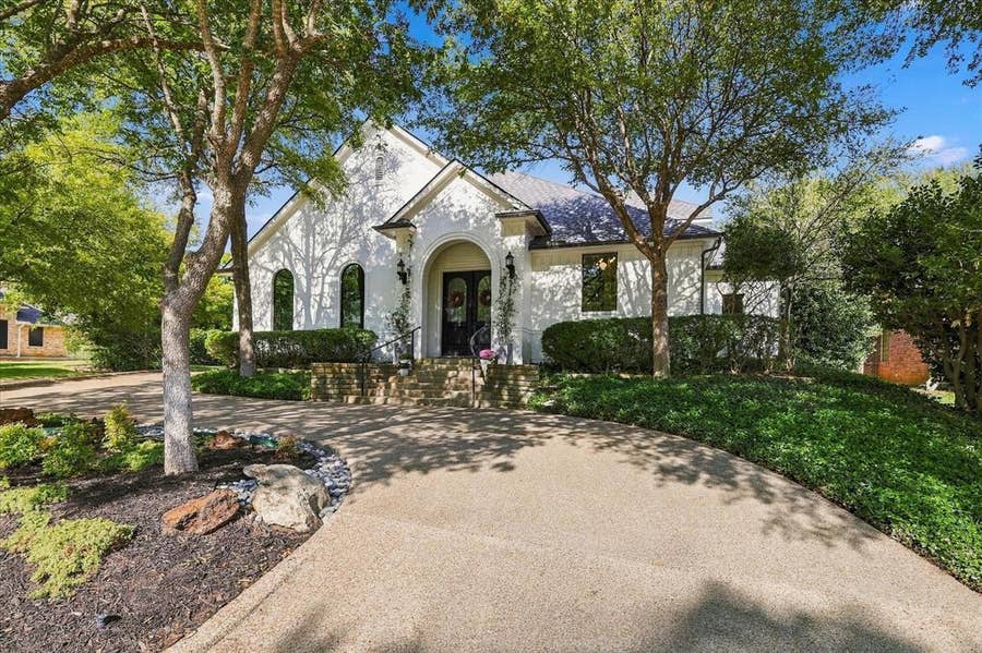 Property photo for 700 Glen Abbey Drive, Mansfield, TX