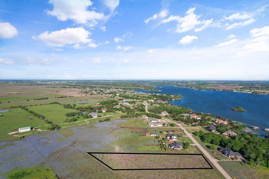 Property photo for 8 Hunter Pass, Waxahachie, TX