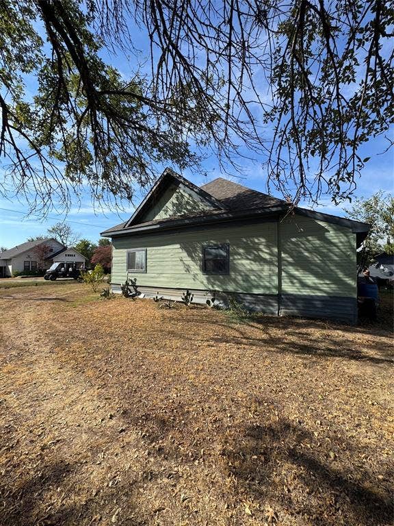 102 N 6th Street W, Dawson, TX 76639 Gable roofline with dark shingles