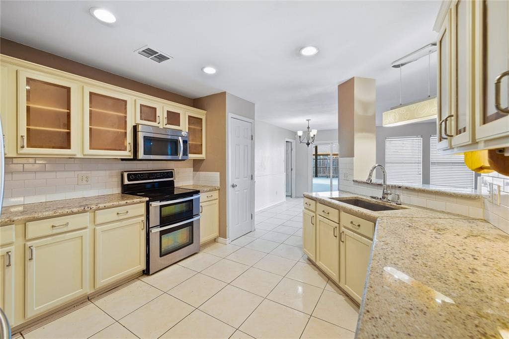 5666 Hunters Bend Lane, Dallas, TX 75249 5666 Hunters Bend Lane, Dallas, TX 75249