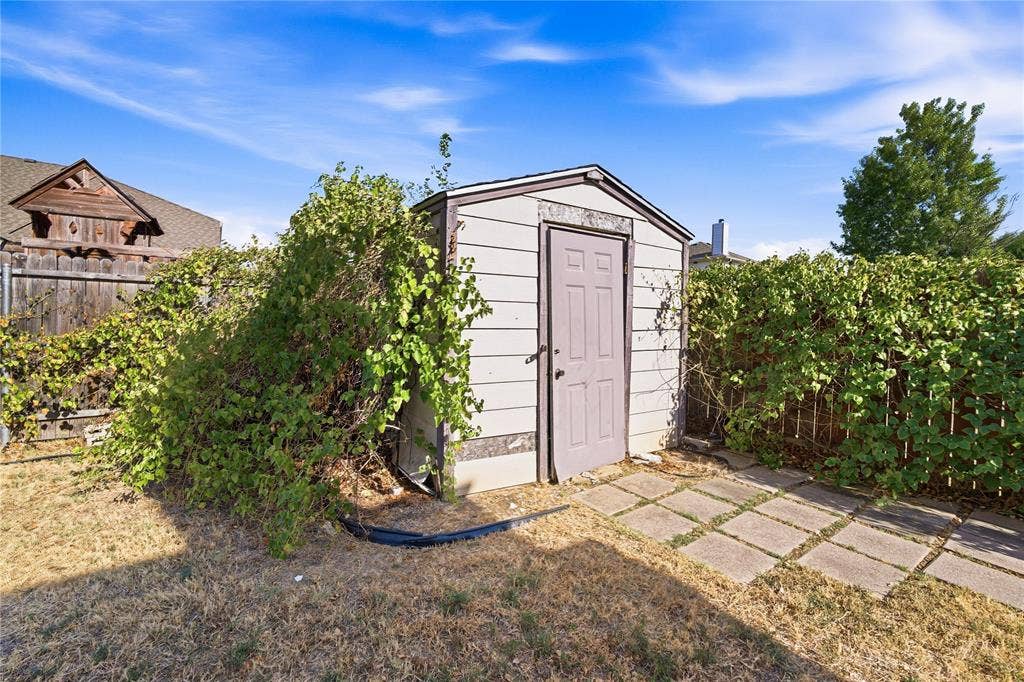 5666 Hunters Bend Lane, Dallas, TX 75249 5666 Hunters Bend Lane, Dallas, TX 75249