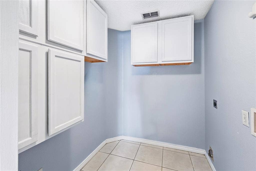 5666 Hunters Bend Lane, Dallas, TX 75249 5666 Hunters Bend Lane, Dallas, TX 75249