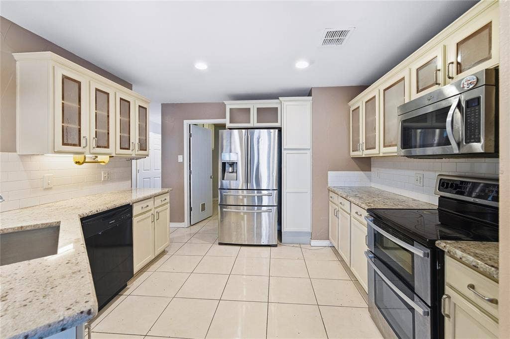 5666 Hunters Bend Lane, Dallas, TX 75249 5666 Hunters Bend Lane, Dallas, TX 75249