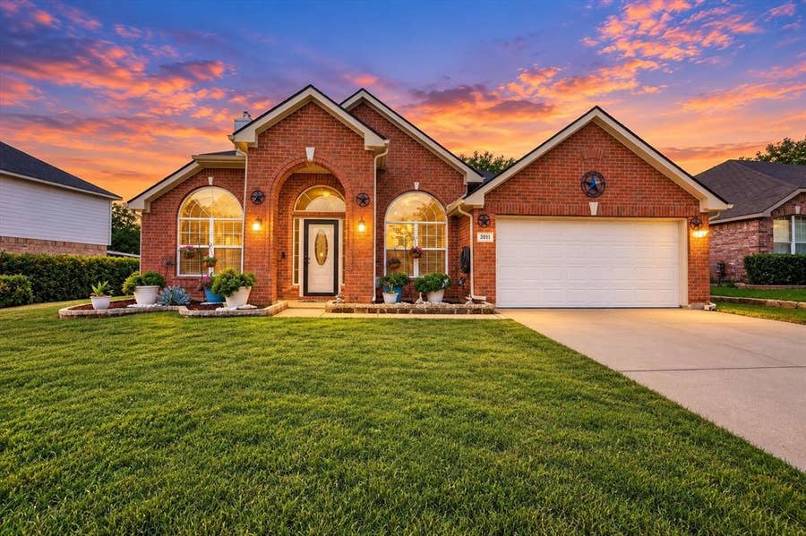 Property photo for 2611 Country Grove Trail, Mansfield, TX