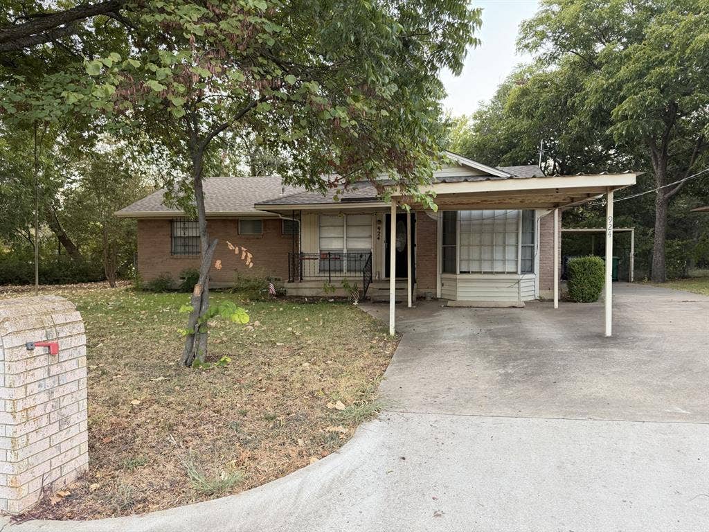 924 Monterey Drive, Denton, TX 76209 924 Monterey Drive, Denton, TX 76209