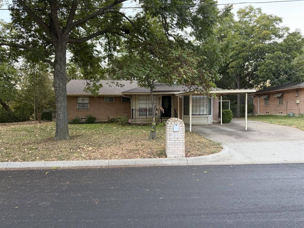 924 Monterey Drive, Denton, TX 76209 924 Monterey Drive, Denton, TX 76209
