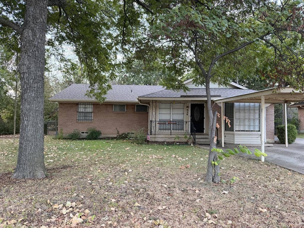 924 Monterey Drive, Denton, TX 76209 924 Monterey Drive, Denton, TX 76209