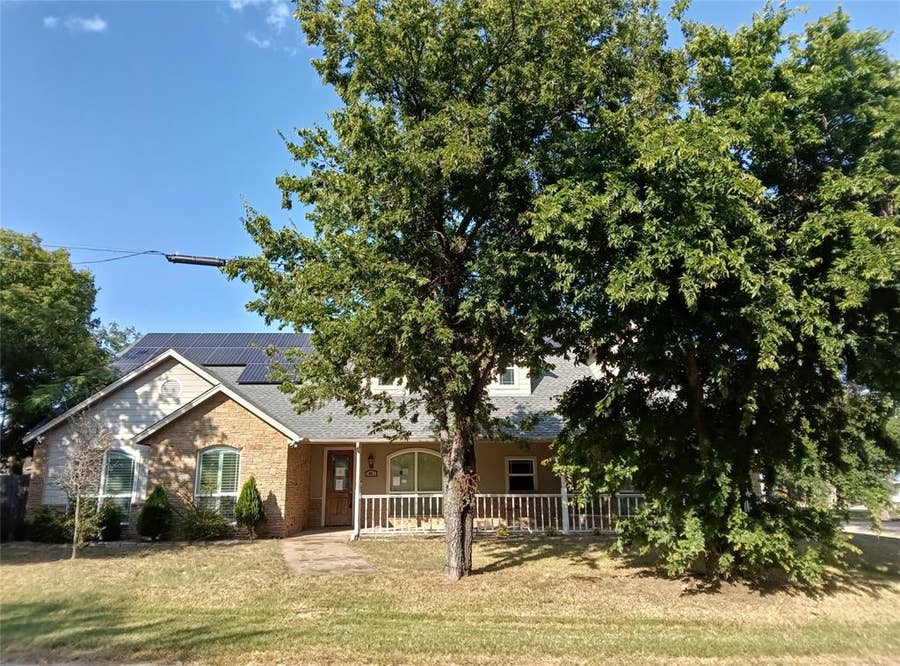 Property photo for 401 Pine Lane, Tolar, TX