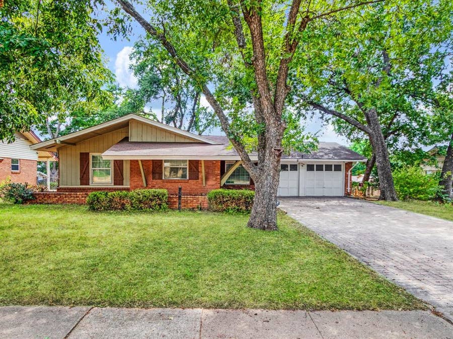 Property photo for 2222 Woodoak Drive, Irving, TX