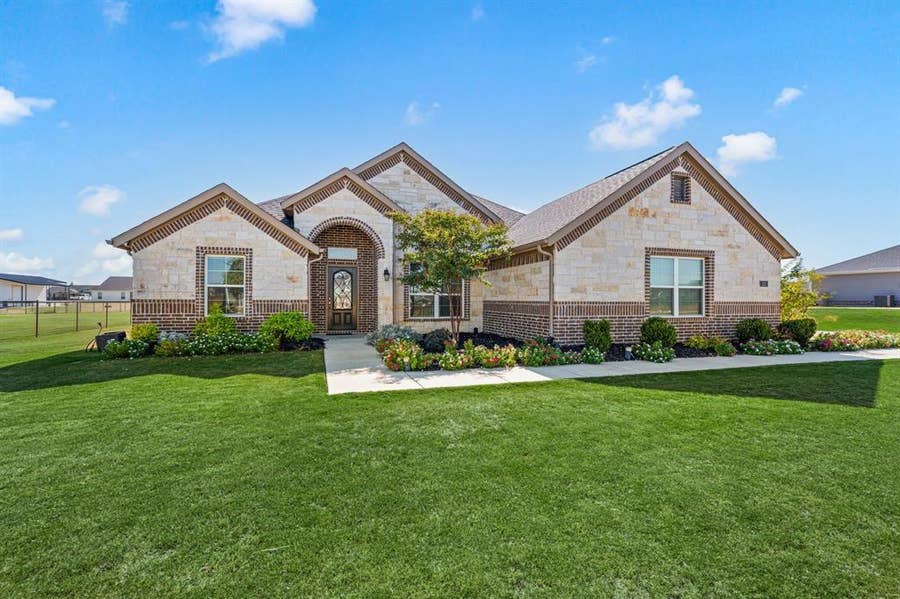 Property photo for 123 Mossy Creek Trail, Rhome, TX