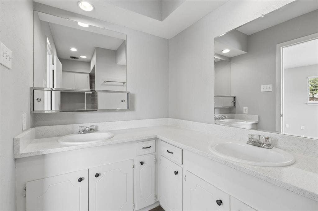 2413 Woodoak Court, Irving, TX 75060 2413 Woodoak Court, Irving, TX 75060