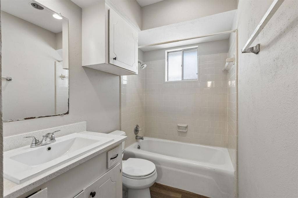 2413 Woodoak Court, Irving, TX 75060 2413 Woodoak Court, Irving, TX 75060