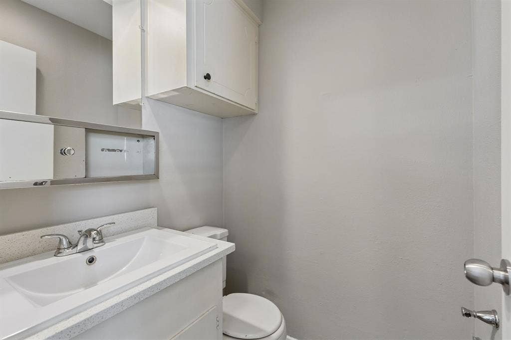 2413 Woodoak Court, Irving, TX 75060 2413 Woodoak Court, Irving, TX 75060