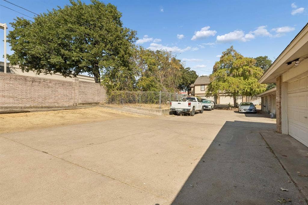 2413 Woodoak Court, Irving, TX 75060 2413 Woodoak Court, Irving, TX 75060