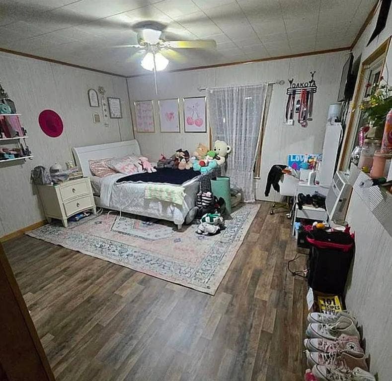 6220 W Highway 199, Springtown, TX 76082 Wood-finish flooring with a ceiling fan light fixture