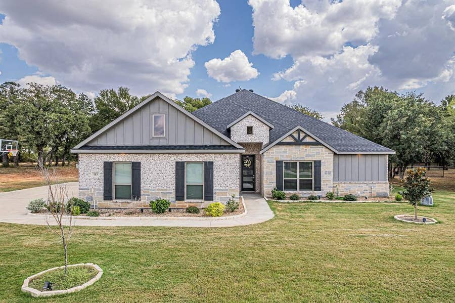 Property photo for 113 Oaks Springs Lane, Weatherford, TX