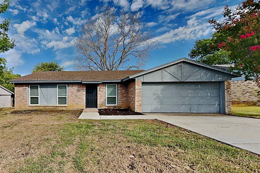 Property photo for 621 Meadowview Drive, Mansfield, TX