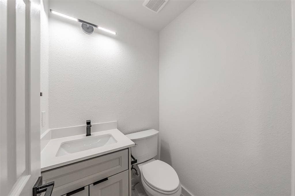 617 Dover Court, Coppell, TX 75019 Powder bathroom on first floor