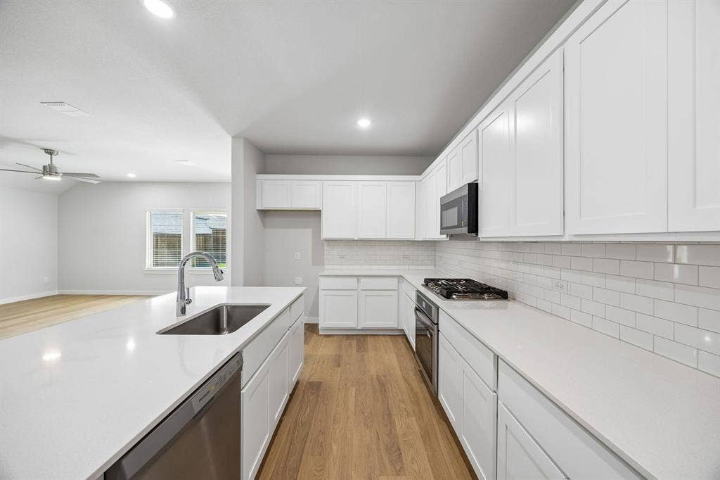 821 Talmadge Avenue, Aledo, TX 76008 Kitchen in the Oscar home plan by Trophy Signature Homes – REPRESENTATIVE PHOTO