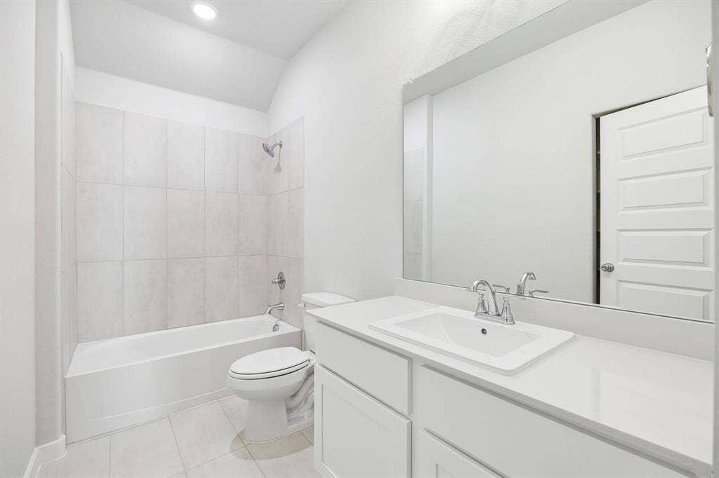 821 Talmadge Avenue, Aledo, TX 76008 Bathroom in the Oscar home plan by Trophy Signature Homes – REPRESENTATIVE PHOTO