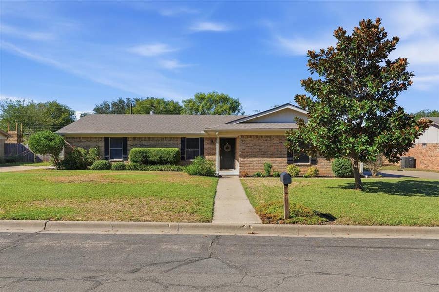 Property photo for 213 Travis Lane, Hewitt, TX
