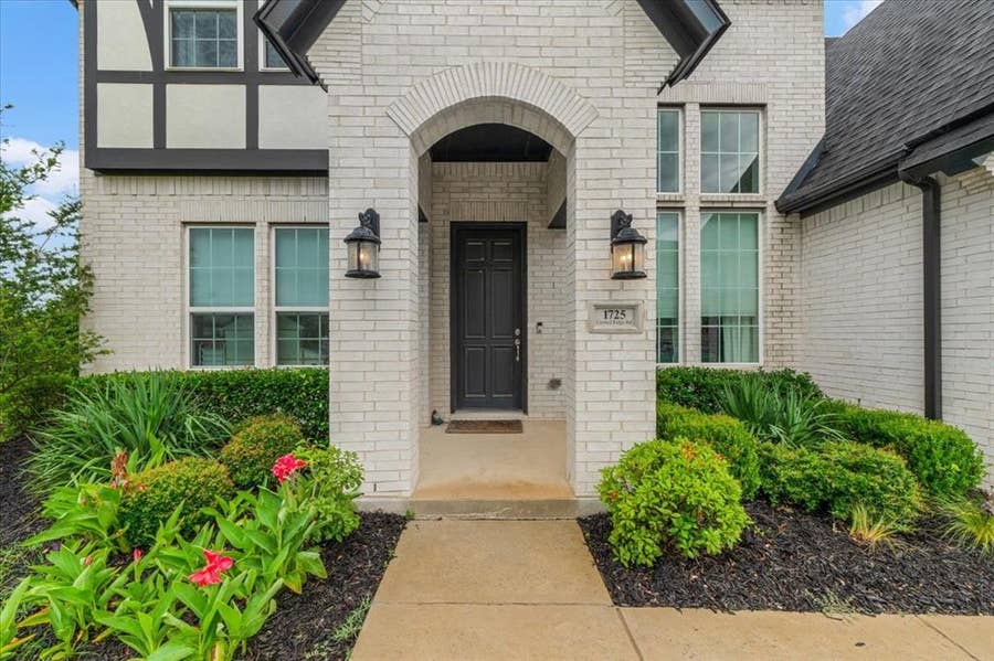 Property photo for 1725 Crested Ridge Road, Fort Worth, TX