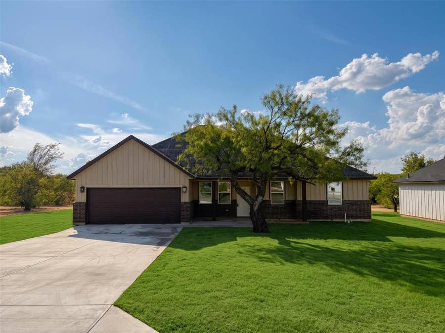 Property photo for 219 Lakeshore Drive, Runaway Bay, TX