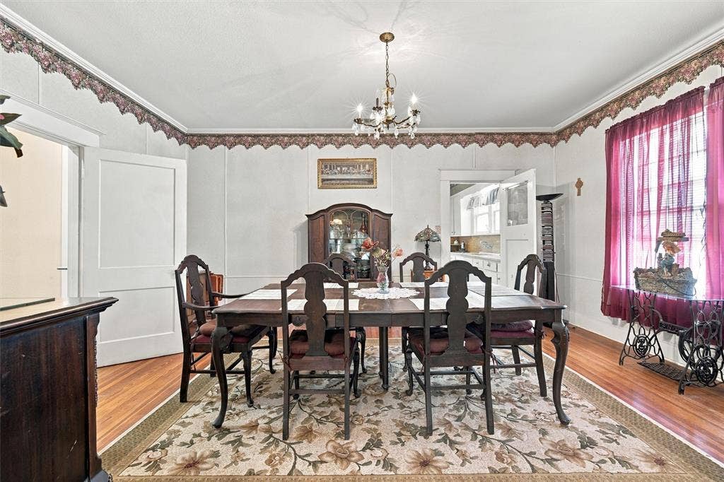 2725 Morrow Avenue, Waco, TX 76707 Hardwood flooring throughout, crown molding, and a chandelier lighting fixture